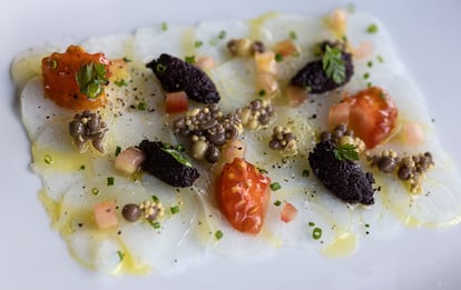 La 'esqueixada' de bacalao con olivada y tomate del restaurante Fontané, que abrirá al público el 1 de mayo.