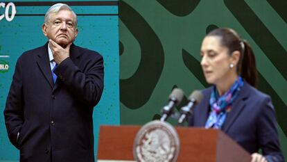 El presidente López Obrador escucha a la jefa del gobierno capitalino, Claudia Sheinbaum, el pasado 20 de enero.