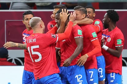 Los jugadores de Costa Rica celebran el gol de Joel Campbell ante Nueva Zelanda este martes en Doha.