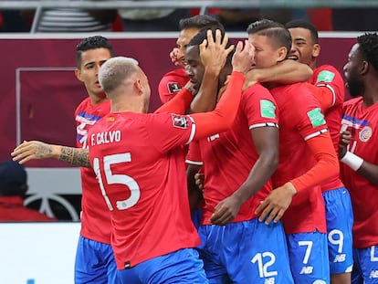 Los jugadores de Costa Rica celebran el gol de Joel Campbell ante Nueva Zelanda este martes en Doha.