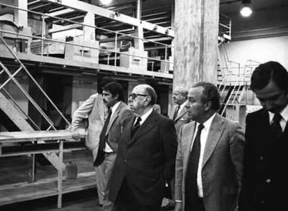 Antes de que naciera EL PAÍS. Cebrián, Polanco, el político José María Gil Robles, Javier Baviano y, detrás, José Ortega Spottorno, en las instalaciones del diario.