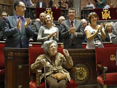 La pedagoga Alejandra Soler y el arquitecto Carles Dolç en el pleno donde han sido distinguidos por el Ayuntamiento de Valencia.