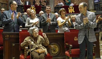 La pedagoga Alejandra Soler y el arquitecto Carles Dolç en el pleno donde han sido distinguidos por el Ayuntamiento de Valencia.