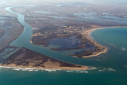 Desembocadura del río Ebro, cuyo delta está en regresión.