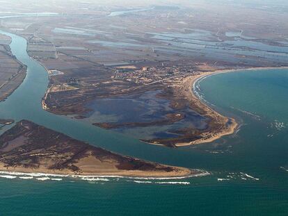 Desembocadura del río Ebro, cuyo delta está en regresión.