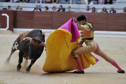 Miguel Ángel Perera, con el primer toro de su lote.