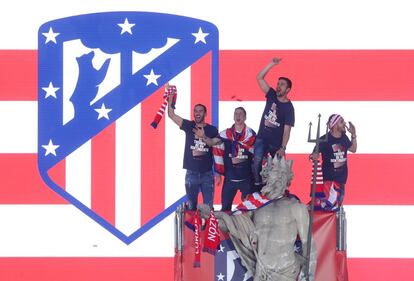 Los jugadores del Atlético de Madrid Diego Godín, Fernando Torres, Gabriel Fernández y Jorge Resurrección 'Koke', celebran con la afición la Europa League en la fuente de Neptuno.