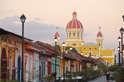 El hechizo de Granada (Nicaragua) se encuentra en sus calles empedradas, sus casas de colores y sus iglesias coloniales. No hay que perderse el convento de San Francisco, con su fachada que parece una doble balaustrada colosal, ni su catedral (en la imagen, al fondo) de vistosos colores amarillo, rojo y blanco. Se puede subir al campanario y apreciar una vista maravillosa de la ciudad.