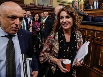 La ministra de Hacienda y Función Pública, María Jesús Montero, y el diputado socialista Rafael Simancas, en el Congreso.