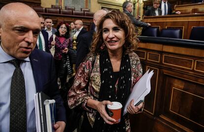 La ministra de Hacienda y Función Pública, María Jesús Montero, y el diputado socialista Rafael Simancas, en el Congreso.
