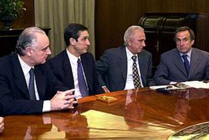 El ministro de Economía argentino, Jorge Remes Lenicov (izda.) durante la reunión en Buenos Aires con los gobernadores de las provincias.