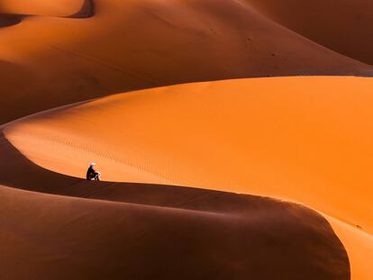 Dunas alrededor del salar de Sossusvlei, en el parque nacional de Namib-Naukluft, en Namibia.