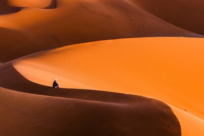 Dunas alrededor del salar de Sossusvlei, en el parque nacional de Namib-Naukluft, en Namibia.