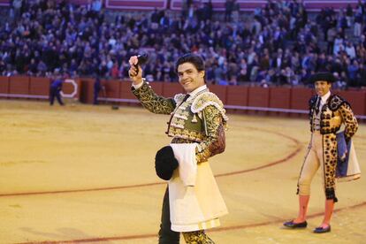 Pablo Aguado pasea la oreja que cortó el pasado 11 de abril en Sevilla.