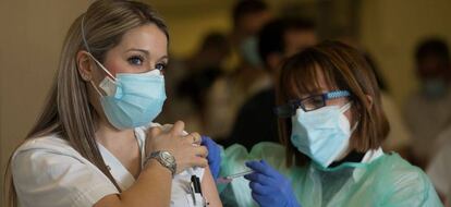 Personal sanitario del Hospital de Sant Pau de Barcelona recibe la vacuna contra la Covid 19, este martes