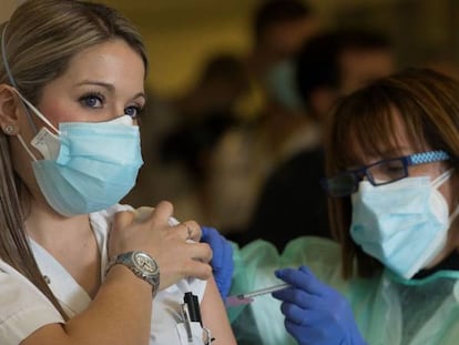 Personal sanitario del Hospital de Sant Pau de Barcelona recibe la vacuna contra la Covid 19, este martes