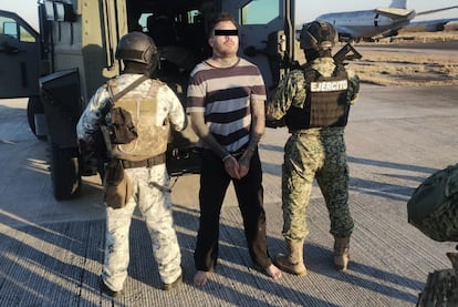 Ricardo González Sauceda (centro) tras su detención en febrero de 2025.