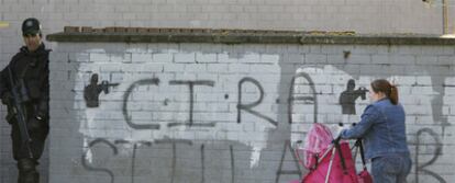 Un muro con una pintada que reza "El IRA de la Continuidad sigue en guerra" en Craigavon, en la zona del atentado de la noche del lunes.