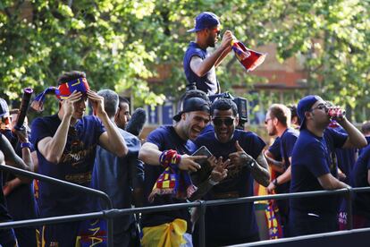 La comitiva va arrencar amb els campions al port de Barcelona. A la imatge, els jugadors festejant La Lliga.