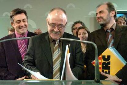 Josep Lluís Carod (en el centro), con Joan Puigcercós (izquierda) y Joan Ridao, tras la reunión de la ejecutiva de ERC.