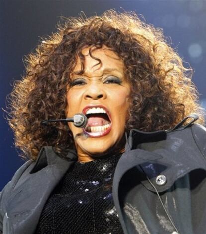 Whitney Houston, durante un concierto en Japón el 11 de febrero.