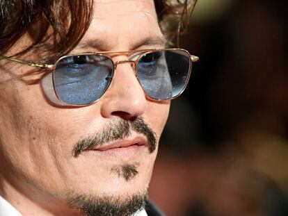  Johnny Depp posa en al alfombra roja en la presentación de 'La invasión de los bárbaros' en el festival de Venecia.