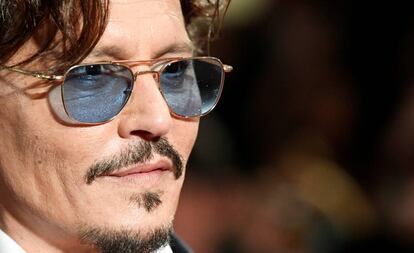 Johnny Depp posa en al alfombra roja en la presentación de 'La invasión de los bárbaros' en el festival de Venecia.