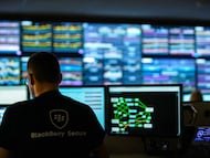 Un empleado de ciberseguridad de Blackberry en su central de operaciones