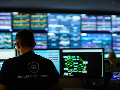 Un empleado de ciberseguridad de Blackberry en su central de operaciones