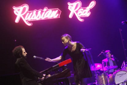 Lourdes Hernández, cantante de Russian Red, en un momento de la actuación de anoche.