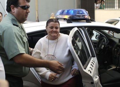 Isabel Garc&iacute;a arriving at court in Huelva on Monday.