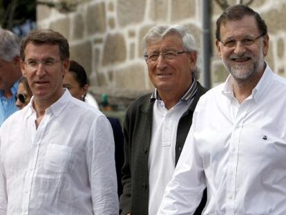 El presidente del Gobierno, Mariano Rajoy acompa&ntilde;ado del presidente de la Xunta, Alberto N&uacute;&ntilde;ez Feij&oacute;o, y el alcalde de de Mondariz, Jos&eacute; Antonio Lorenzo. 