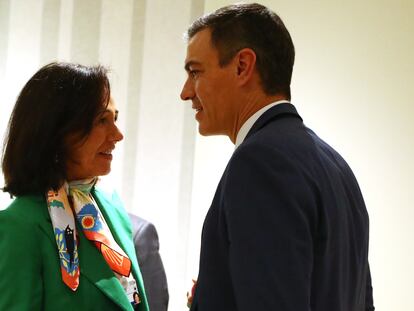 El presidente del Gobierno, Pedro Sánchez, y la presidenta del Banco Santander, Ana Patricia Botín, esta semana en Davos.