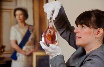 La creadora del perfume de Isabel II, Angela Stavresvka, sostiene una botella del mismo.