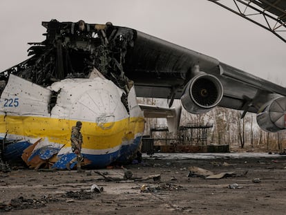 Un militar ucranio, junto a los restos del destruido Antonov An-225, en la base aérea de Gostomel.