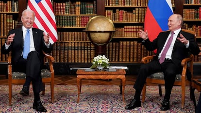 Los presidentes de Estados Unidos, Joe Biden, y Rusia, Vladímir Putin, durante un encuentro en la Villa La Grange, en Suiza, en julio de 2021