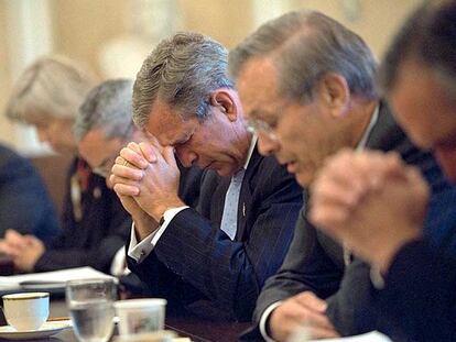 El presidente Bush, con el ex secretario de Defensa Donald Rumsfeld y otros miembros de su equipo,  reza antes de iniciar una reunión tres días después del atentado del 11 de septiembre de  2001.