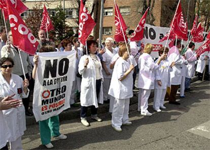 El Hospital Clínico de Madrid secunda la protesta, bajo el lema <i>Paremos Europa para parar la guerra</i>.