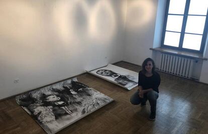 La artista Belén Mazuecos junto a su obra, 'La impostora'.
