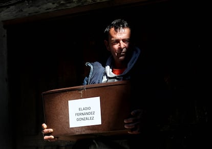 Descendientes de Francisco Fernández, quien en 2010 señaló la fosa donde había sido enterrado su padre en 1936, portan los restos exhumados en un pequeño cofre. Al recogerlo,su familia exclamó: "¡Por Francisco! ¡Nunca más!".