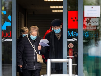 Varias personas con mascarillas salían del hospital de La Paz, el martes en Madrid.