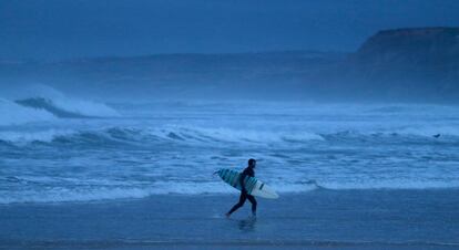 Un surfero en la playa portuguesa de Baleal