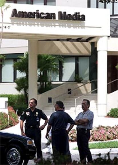 La policía de Boca Raton (Florida), ante la entrada del edificio American Media Inc., cerrado el domingo tras el primer caso de ándrax.