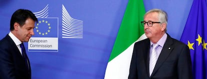 El primer ministro italiano, Giuseppe Conte, se dirige a saludar al presidente de la Comisi&oacute;n Europea, Jean-Claude Juncker, ayer en Bruselas. 