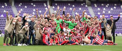 Nueve de los diez títulos de Liga del Atlético se habían certificado en la última jornada. Solo en la temporada 76-77, llegó al último partido ya proclamado campeón. Tras una primera victoria espectacular de 50 puntos y llegar a temer una ventaja considerable sobre el Real Madrid y el Barcelona, la historia se repetía y tocaba sufrir en el último partido. En Valladolid, con el equipo local jugándose el descenso, logró la victoria (1-2) tras remontar en el segundo tiempo con los goles de Correa y Luis Suárez.