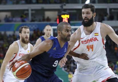 El partido ya estaba sentenciado antes del último cuarto (69-49), pero España no se permitió ni una sonrisa, ni una leve relajación, siguió apretando los dientes y acabó manoseando a un cadáver (81-51, min.34). En la imagen, Tony Parker en una jugada frente a Nikola Mirotic.