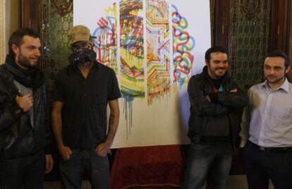 'El Niño de las Pinturas' es uno de los autores del cartel de la XVI Bienal de flamenco. De izquierda a derecha: 'Seleka', 'El Niño de las Pinturas', 'San' y 'Suso33', presentado en el ayuntamiento de Sevilla.