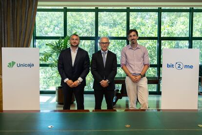 Andrei Manuel, director de operaciones y cofundador de Bit2Me; Isidro Rubiales, consejero delegado de Unicaja, y Leif Ferreira, consejero delegado y cofundador de Bit2Me.