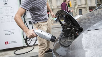 Un conductor carga su coche el&eacute;ctrico en Barcelona. 