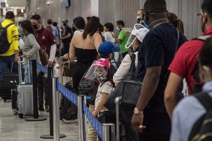 Las autoridades de salud han pedido a la población quedase en casa para evitar un tercer brote de la covid-19, sin embargo, los viajeros han saturado el aeropuerto de Ciudad de México.